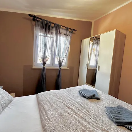 Marylou House Apartman Vir