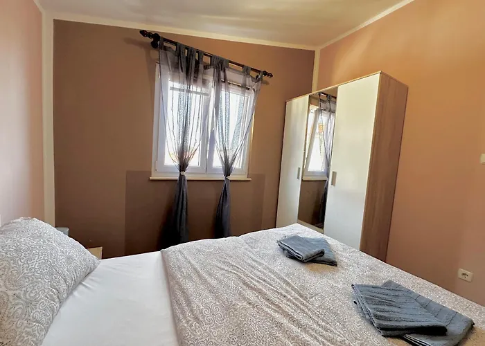 Marylou House Apartament Vir